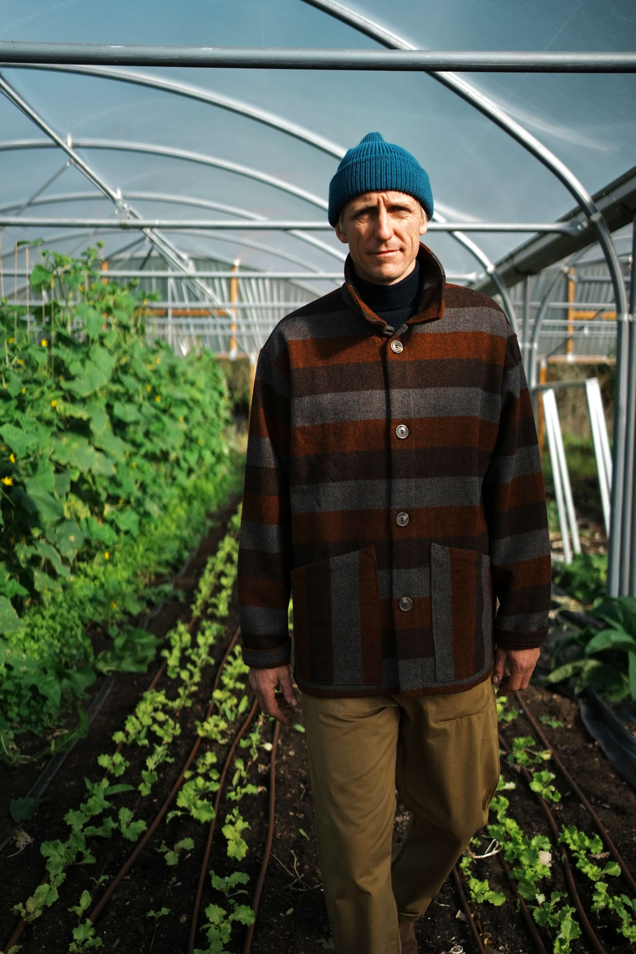 Tommy is 6'3", has a 42" chest and a 34" waist. He wears an L jacket, an XL jumper and L trousers.