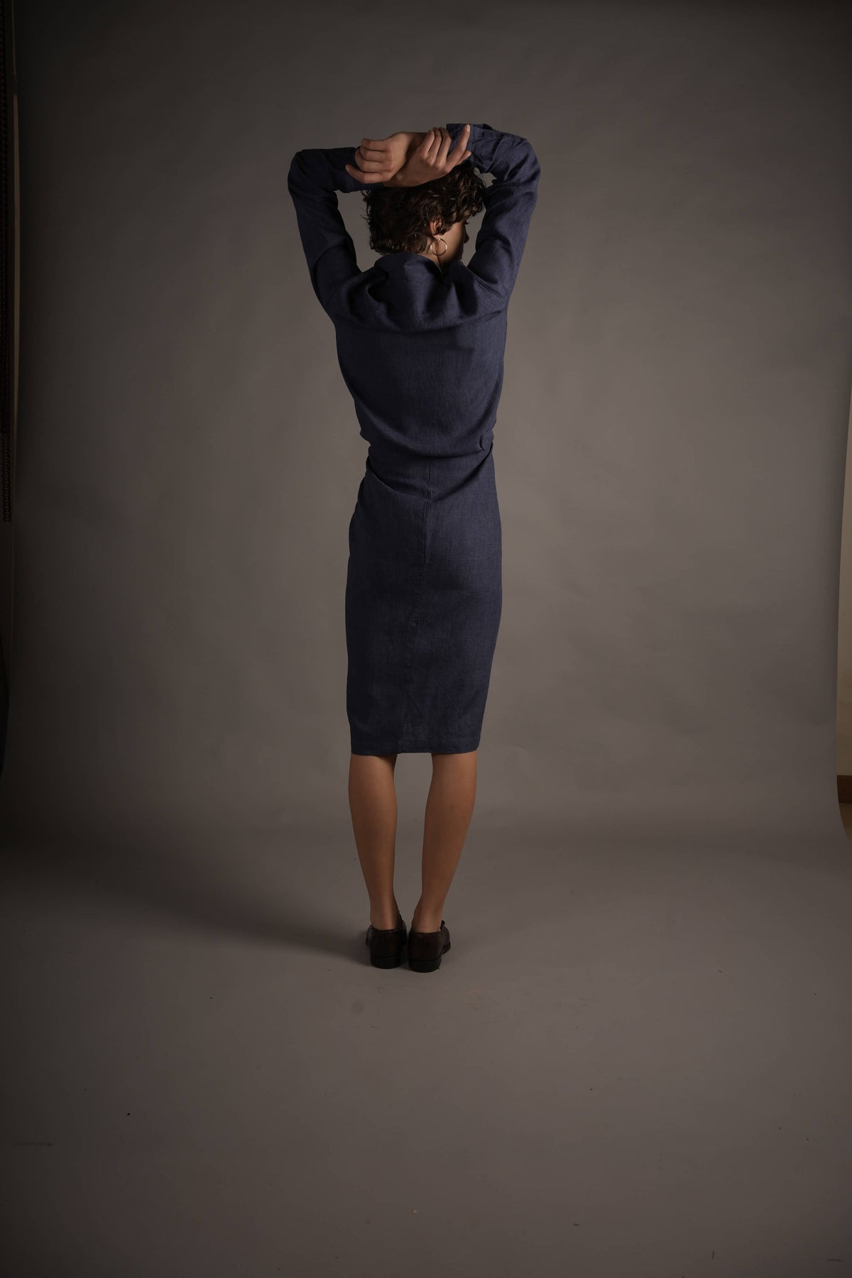 Els wears Carrier Company Shirt Wrap Dress in Navy Linen & Cotton Sun Hat.